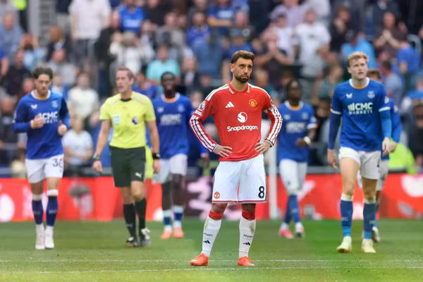 Tân binh Everton buộc Man Utd chia điểm