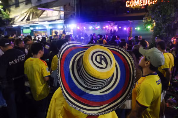 CĐV Colombia 'nhuộm vàng' thành phố Mexico 