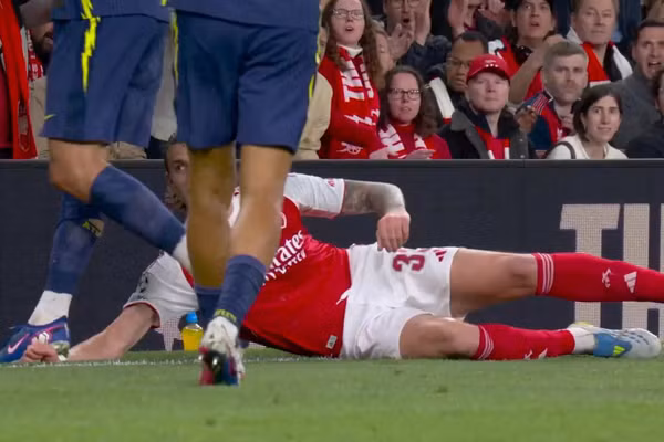 Đội nhà vào chung kết Champions League, cổ động viên Arsenal vẫn phẫn nộ 