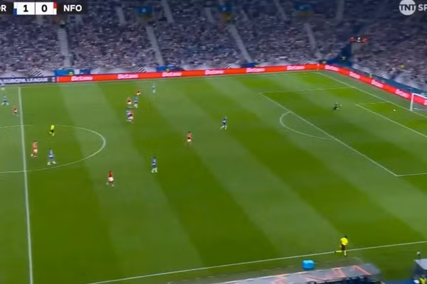 Bàn phản lưới nhà khó tin ở Europa League