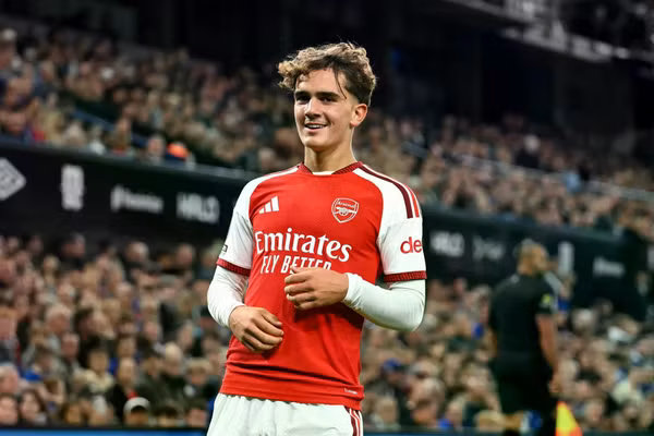 Thần đồng Arsenal được so sánh với Lionel Messi