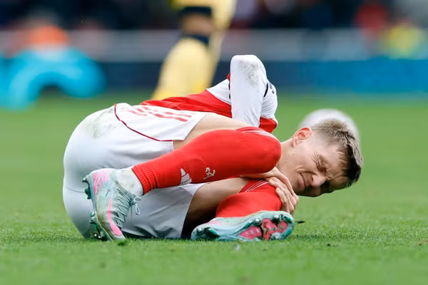 Arsenal trả giá đắt cho ngôi đỉnh bảng Ngoại hạng Anh
