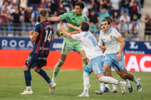 Một phút thiếu kiềm chế, thủ môn La Liga 2 bị treo giò 13 trận