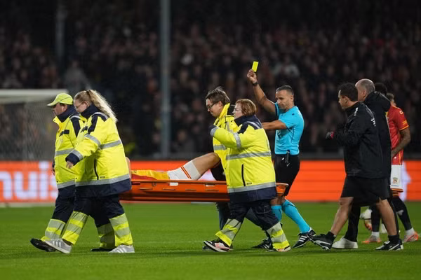Hy hữu: Cầu thủ đang nằm cáng rời sân vẫn phải nhận thẻ vàng ở Europa League 