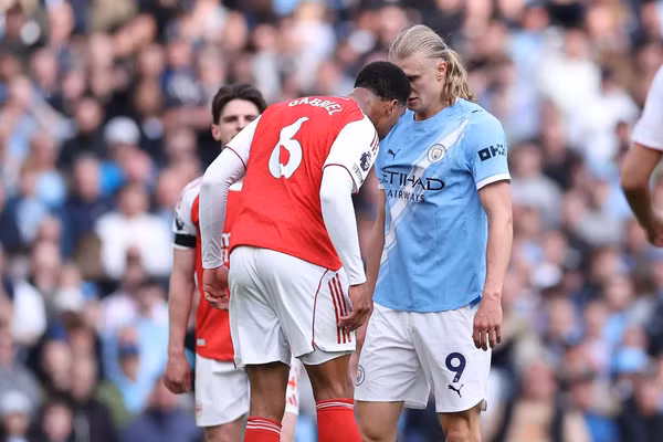Ban tổ chức nhận sai, Arsenal hưởng lợi trong cuộc đua vô địch Ngoại hạng Anh 