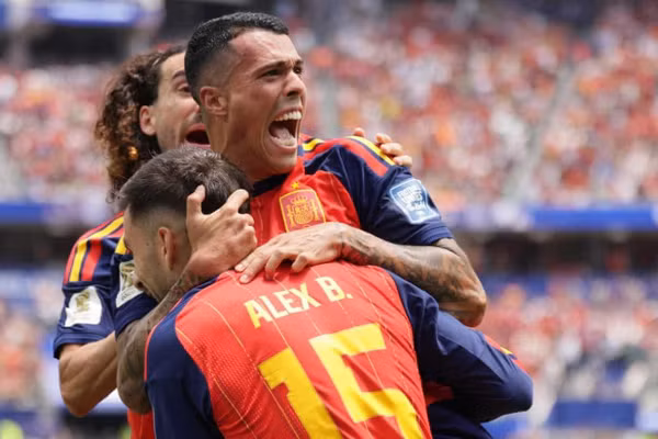Tây Ban Nha giải cơn khát 16 năm tại vòng knock-out World Cup