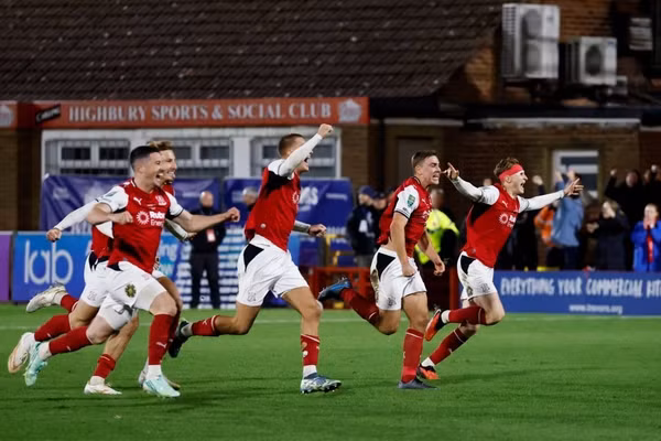 Arsenal thua sốc đội bóng hạng Tư