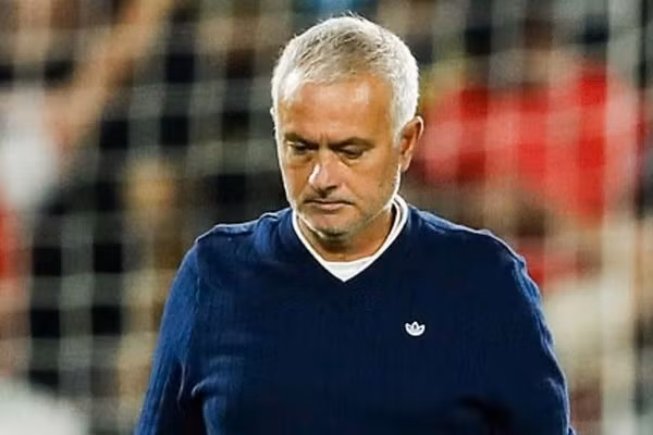 HLV Mourinho lập kỷ lục về nhận tiền từ sa thải