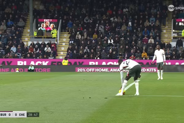 Thoát phạt đền khó tin, Chelsea ‘làm nên việc lớn’