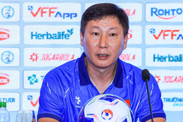 HLV Kim Sang-sik ấn tượng bầu không khí cuồng nhiệt trên sân Thiên Trường