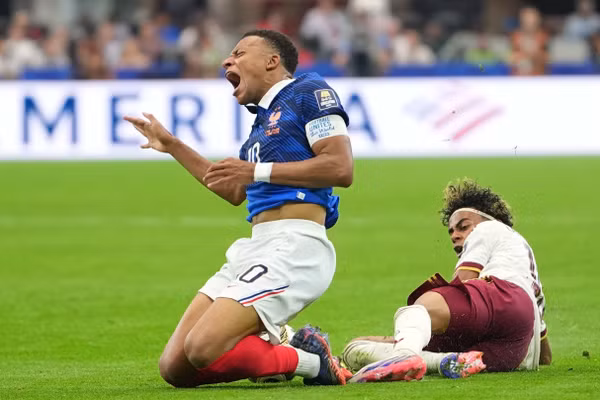 Yamal ‘vô tình’ thắng Mbappe