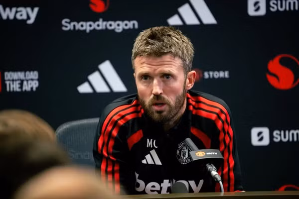 Vì sao Man Utd chưa sa thải HLV Carrick trước trận Chelsea?