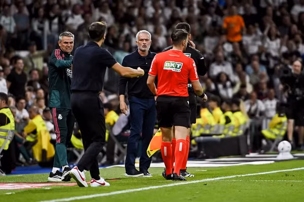 Học trò bị thẻ đỏ, HLV Real Madrid bỏ họp báo