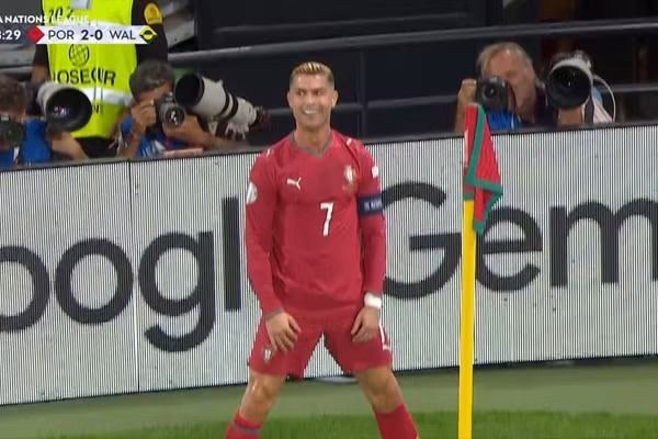 Pha bỏ lỡ khó tin khiến Ronaldo nổi giận 