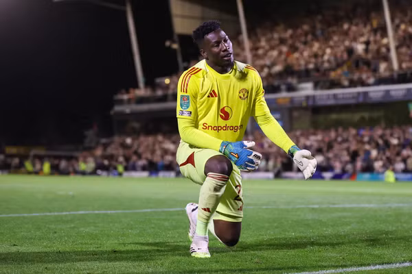 Man Utd 'dở khóc dở cười' với thủ thành Onana
