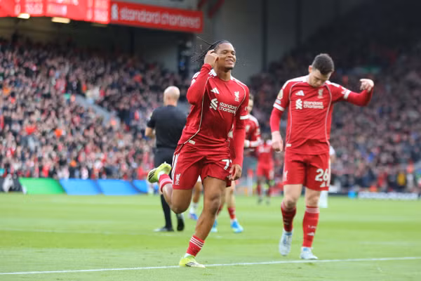 Thần đồng Ngumoha phá kỷ lục, Salah làm nên lịch sử tại Liverpool 