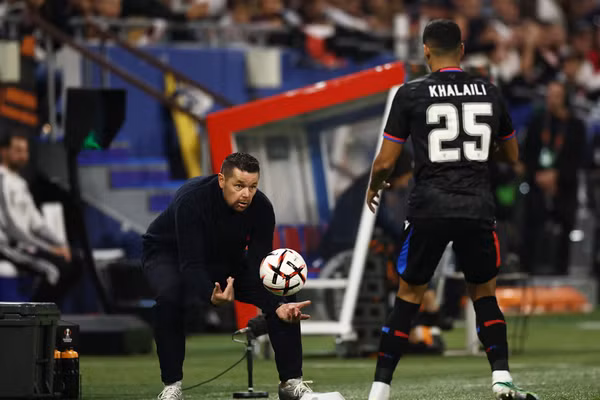 HLV Crystal Palace trắng tay ngày trở lại Lyon