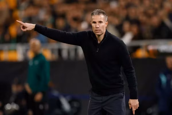 HLV Robin van Persie bị đội bóng Hà Lan sa thải