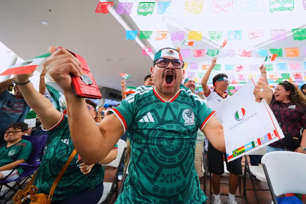 Cổ động viên World Cup 2026 bùng nổ trong ngày thi đấu đầu tiên 
