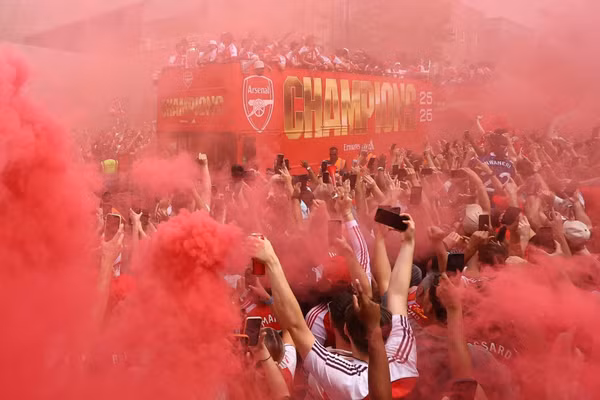 ‘Biển người’ Arsenal cuồng nhiệt rước cúp Ngoại hạng Anh 