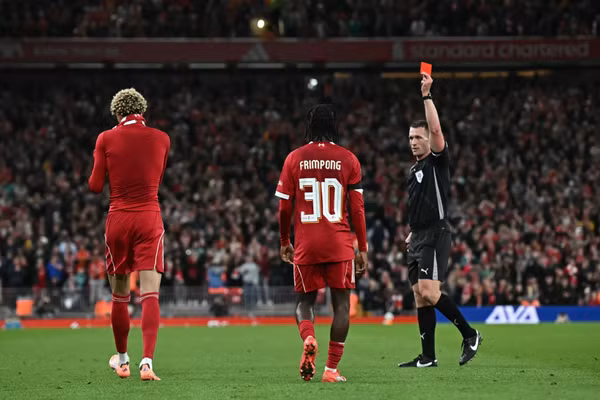 Cầu thủ lĩnh thẻ đỏ hy hữu khiến HLV Liverpool ‘nổi điên’