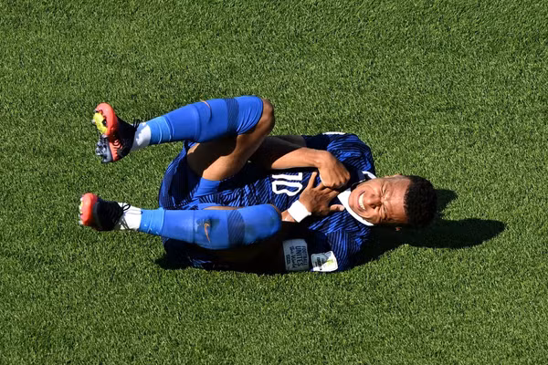 Khoảnh khắc Mbappe bị ‘tấn công’ trước khi ghi bàn thắng quyết định 