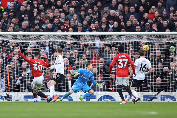 Man Utd thắng kịch tính, đòi lại vị trí dự Champions League