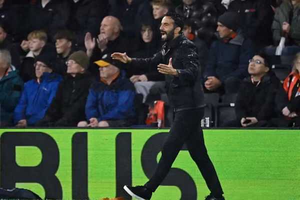 Chuyến trở lại nước Anh của cựu HLV Man Utd thành cơn 'ác mộng'