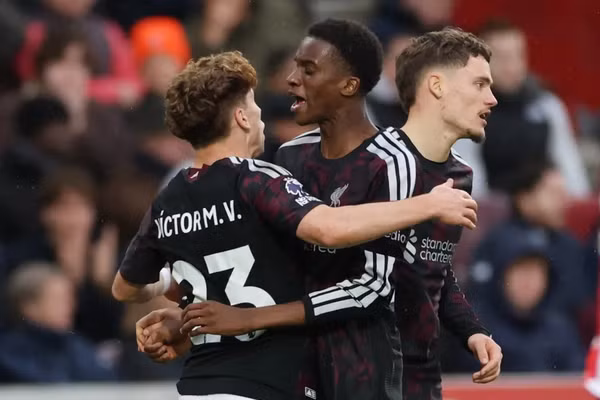 Liverpool ngược dòng thắng Brentford