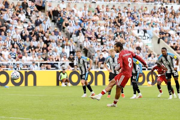 Liverpool thoát thua kịch tính trước Newcastle 