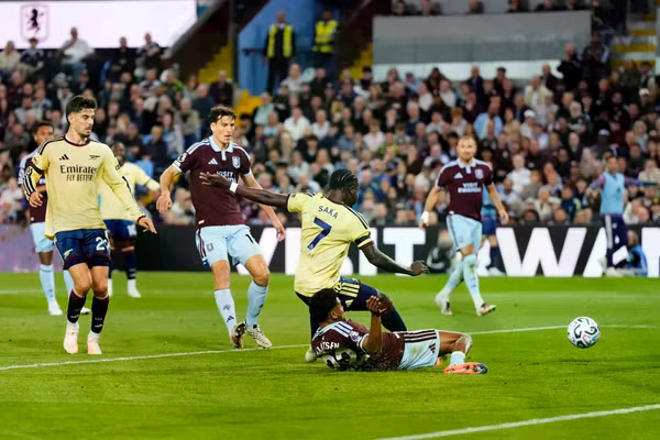 Saka ghi bàn duy nhất giúp Arsenal hạ Aston Villa