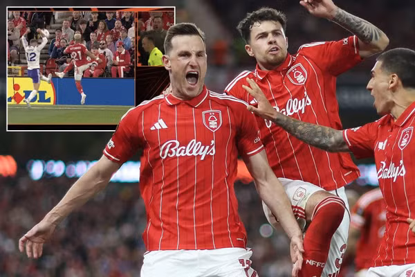 Pha 'bẻ kèo' của trọng tài gây tranh cãi ở bán kết Europa League 