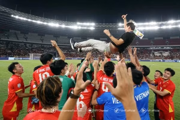 HLV Kim Sang-sik 'phá lệ' sau đêm đăng quang cùng tuyển Việt Nam