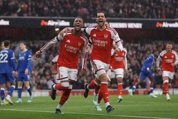 Arsenal bắt kịp Man City, loạt cột mốc thú vị