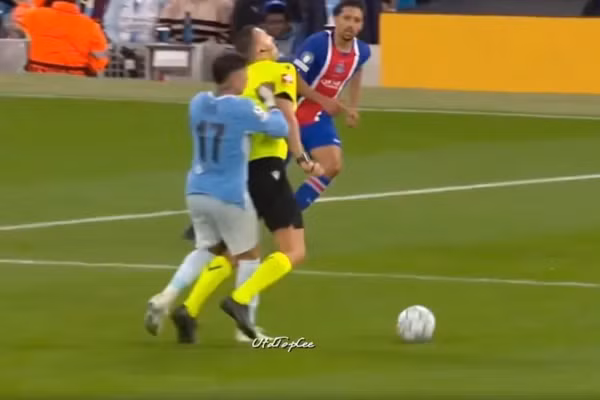 Sao Man City thoát thẻ đỏ sau màn xô ngã trọng tài