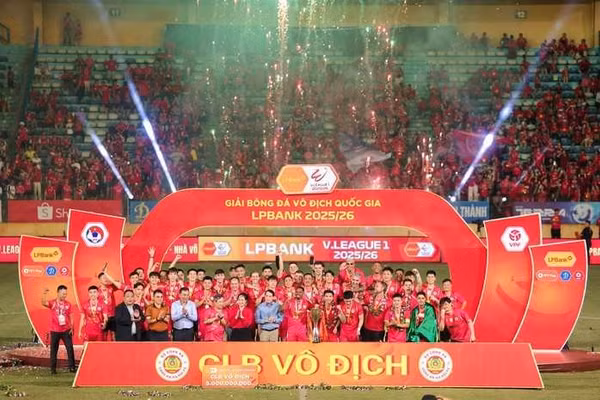CLB Công an Hà Nội tưng bừng nâng cúp V-League
