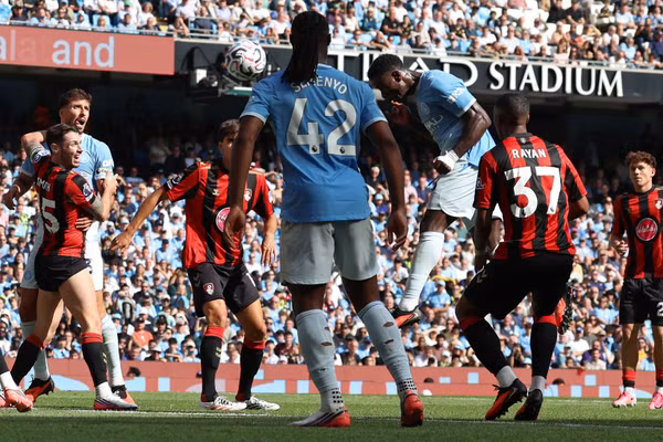 VAR công nhận bàn phút 90+1, Man City thoát hiểm ngoạn mục