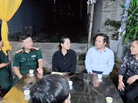 Bí thư Tỉnh uỷ Hưng Yên Phạm Quang Ngọc và Trung tướng Lương Văn Kiểm, Tư lệnh Quân khu 3 thăm hỏi, động viên, chia buồn với gia đình Thiếu tá Trần Văn Tùng.