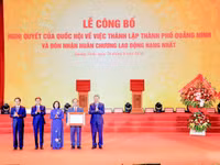 Tổng Bí thư, Chủ tịch nước Tô Lâm trao Nghị quyết của Quốc hội về việc thành lập thành phố Quảng Ninh.