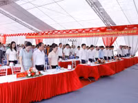 Các đại biểu, thầy cô giáo, học sinh và Nhân dân dành phút tưởng niệm tưởng nhớ cô giáo, liệt sĩ Bùi Thị Thanh Xuân và 30 học sinh.