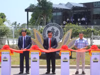 Các đại biểu thực hiện nghi thức cắt băng khánh thành biển LEED Platinum.
