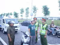 Công an xã Thái Thụy tuyên truyền, nhắc nhở công nhân, người lao động chấp hành Luật TTATGT.