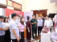 Các đại biểu tham quan gian hàng giới thiệu các sản phẩm, nền tảng và giải pháp công nghệ trong lĩnh vực giáo dục.