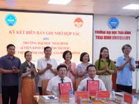 Lãnh đạo hai đơn vị ký kết biên bản ghi nhớ hợp tác. Ảnh: Đinh Chiến