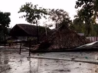 Mưa kèm lốc xoáy trái mùa "quật đổ" cây, cuốn bay nhiều biển hiệu ảnh 2 Mua kem loc xoay trai mua