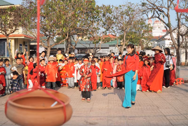 Với đặc thù lứa tuổi tiểu học, nhà trường tổ chức cho học sinh tham gia nhiều trò chơi dân gian như đẩy gậy, bịt mắt đập niêu, nhảy bao bố, đi cầu kiều.... Ảnh: Hồ Lài tet-cho-hoc-tro-vung-kho-7.jpg