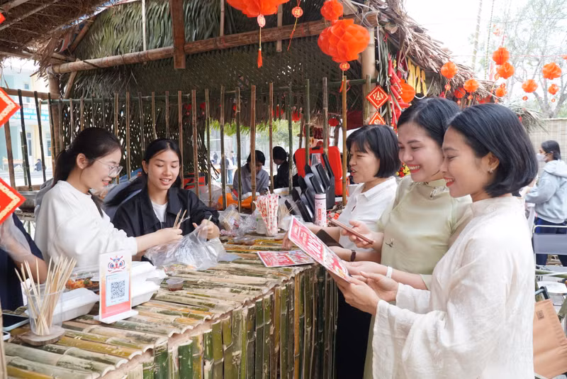 Bên cạnh hoạt động gói bánh chưng, các khối lớp của Trường THPT còn có nhiều hoạt động như tổ chức gian hàng tết - trạm sáng tạo GenZ, thi làm mâm cỗ ngày tết... Ảnh: Hồ Lài tet-cho-hoc-tro-vung-kho-13.jpg