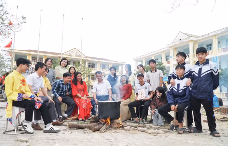 Trường THPT Nghi Lộc 5 (xã Phúc Lộc, Nghệ An) đỏ lửa nấu bánh chưng tặng học sinh toàn trường về ăn Tết Nguyên đán Bính Ngọ. Ảnh: Hồ Lài tet-cho-hoc-tro-vung-kho-9.jpg