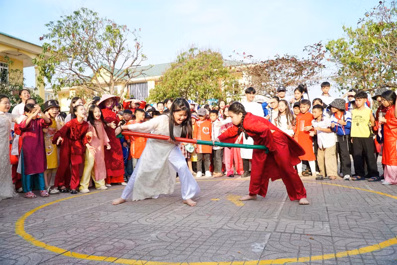 Bà Nguyễn Thị Minh Nguyệt – Hiệu trưởng Trường Tiểu học Thu Thủy cho biết: “Ngày hội xuân không chỉ là không gian vui chơi, trải nghiệm cho học sinh, mà còn góp phần giáo dục giá trị văn hóa truyền thống của dân tộc”. Ảnh: Hồ Lài tet-cho-hoc-tro-vung-kho-1.jpg