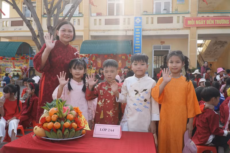 Cô giáo Nguyễn Thị Ngôn – giáo viên chủ nhiệm lớp 2A4 Trường Tiểu học Thu Thủy chia sẻ đã hơn 30 năm gắn bó với nghề và chỉ còn vài tháng nữa là về hưu. Cô rất vui khi được trải nghiệm cái tết ý nghĩa ở trường cùng học sinh, phụ huynh. Ảnh: Hồ Lài tet-cho-hoc-tro-vung-kho-5.jpg